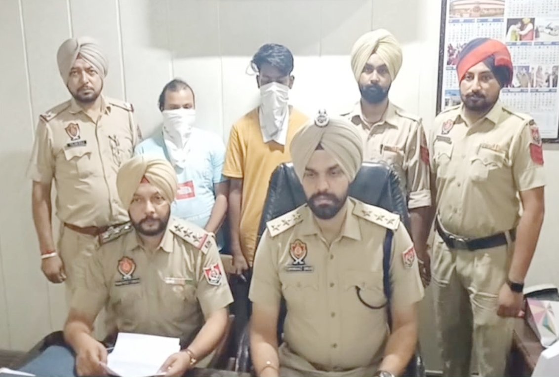 पुलिस ने महंत के यहां से चुराए गए लाखों रुपए के सोने और हीरे के आभूषणों के साथ 2 चोरों को गिरफ्तार किया है।