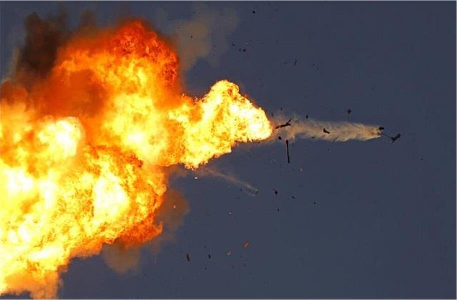 युद्ध का खतरा बढ़ा ! इजराइल की लेबनान पर तोबड़तोड़ एयर स्ट्राइक, दुश्मन हिजबुल्लाह ने भी किया बड़ा पलटवार