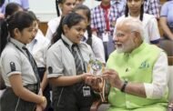 प्रधानमंत्री नरेंद्र मोदी ने बच्चों संग मनाया रक्षाबंधन, स्कूली लड़कियों ने प्रधानमंत्री को बांधी राखी