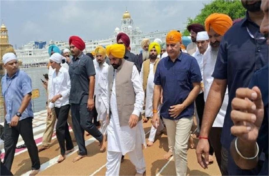 CM मान व मनीष सिसौदिया श्री दरबार साहिब हुए नतमस्तक