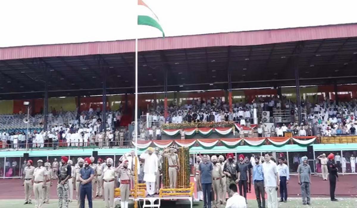 जालंधर में CM Mann ने फहराया राष्ट्रीय ध्वज, 'सरकार तुहाडे द्वार' कार्यक्रम में भी सुनीं जनता की शिकायतें