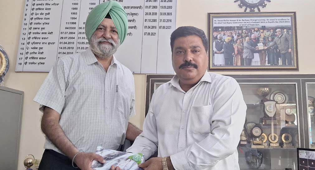 अशोका सीनियर सेकेंडरी स्कूल के नवनियुक्त प्रिंसिपल को बधाई देते हुए डॉ. विक्रमजीत सिंह वाइस प्रिंसिपल माता गुजरी कॉलेज फतेहगढ़ साहिब