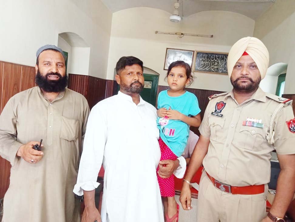 मेले में आए रोजा शरीफ पुलिस ने लड़की को ढूंढ लिया और उसे उसके माता-पिता को सौंप दिया