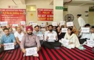 जिला अस्पताल के सभी डॉक्टर, नर्स और अन्य कर्मचारी काम छोड़कर हड़ताल पर चले गये और सरकार के खिलाफ प्रदर्शन किया