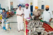 गुरुद्वारा साहिब पातशाही छठी में धार्मिक अनुष्ठान के दौरान लंगर की सेवा करते जसमेर सिंह प्रधान।