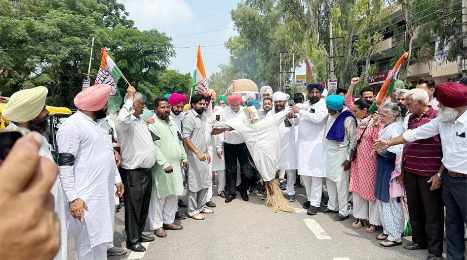 पेट्रोल-डीजल की कीमतों में बढ़ोतरी को लेकर पंजाब कांग्रेस ने सभी जिला मुख्यालयों पर धरना दिया है
