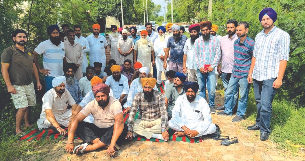 पिछले 10 दिनों से बिजली सप्लाई बंद होने के कारण जिला परिषद चेयरमैन श्री बलजीत सिंह भुट्टा और क्षेत्र के किसानों ने चोरवाला ग्रिड के सामने धरना दिया,