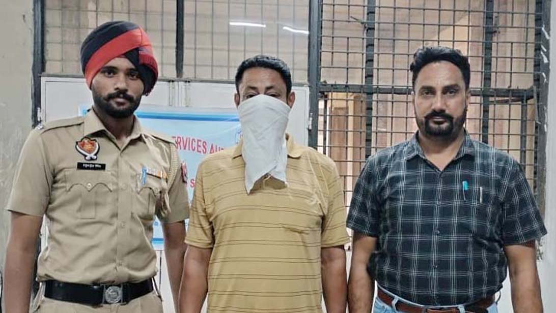 चेक बाउंस मामले में भगोड़ा गिरफ्तार