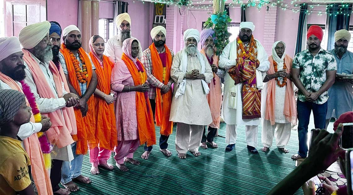 मुल्लांपुर ग्राम पंचायत के नवनिर्वाचित सदस्यों ने प्रसिद्ध तीर्थस्थल डेरा पुष्पा नंद में मत्था टेका