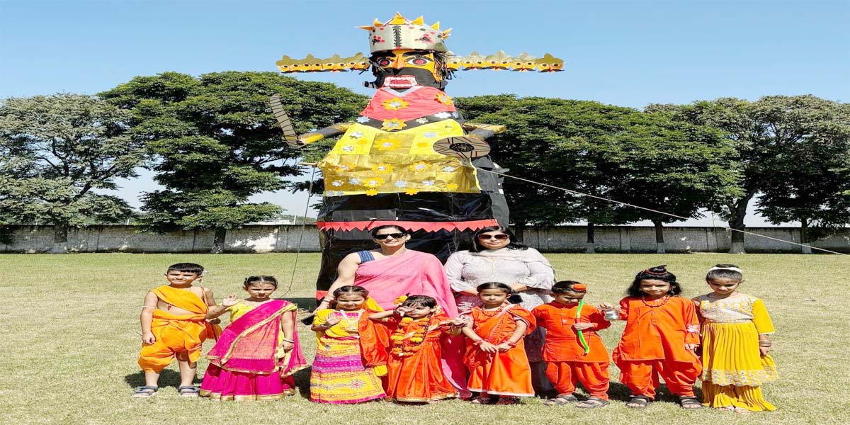 डिवाइन लाइट स्कूल में दशहरा उत्सव मनाया गया