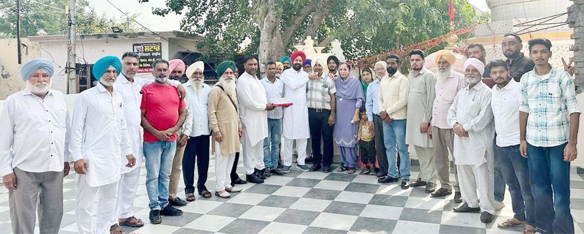 गांव खेड़ी के नवनियुक्त सरपंच जसवन्त सिंह को विधायक एडवोकेट लखबीर सिंह  ने सरोपा डालकर सम्मानित किया गया