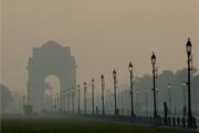 दिवाली के बाद दिल्ली में छाई धुंध... हवा में घुला बारूद