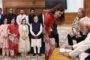 कपूर खानदान ने PM मोदी से की मुलाकात, बेटों के लिए करीना ने एक नोट पर प्रधानमंत्री से लिया ऑटोग्राफ, शेयर की तस्वीरें