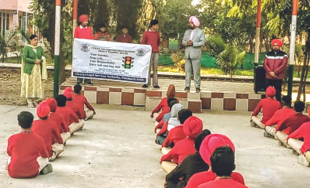 ਸਰਕਾਰੀ ਸੀਨੀਅਰ ਸੈਕੰਡਰੀ ਸਮਾਰਟ ਸਕੂਲ ਬਲਾੜੀ ਕਲਾ ਵਿਖੇ ਕਾਨੂੰਨੀ ਸੇਵਾਵਾਂ ਸਬੰਧੀ ਜਾਗਰੂਕਤਾ ਕੈਂਪ ਲਗਾਇਆ