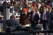 Republic Day 2025: पीएम मोदी ने प्रोटोकॉल तोड़ा, लोगों का अभिवादन करने के लिए कर्तव्य पथ पर चले