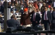 Republic Day 2025: पीएम मोदी ने प्रोटोकॉल तोड़ा, लोगों का अभिवादन करने के लिए कर्तव्य पथ पर चले