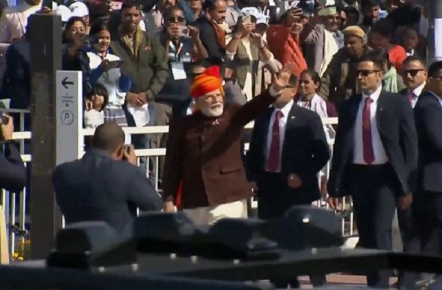 Republic Day 2025: पीएम मोदी ने प्रोटोकॉल तोड़ा, लोगों का अभिवादन करने के लिए कर्तव्य पथ पर चले