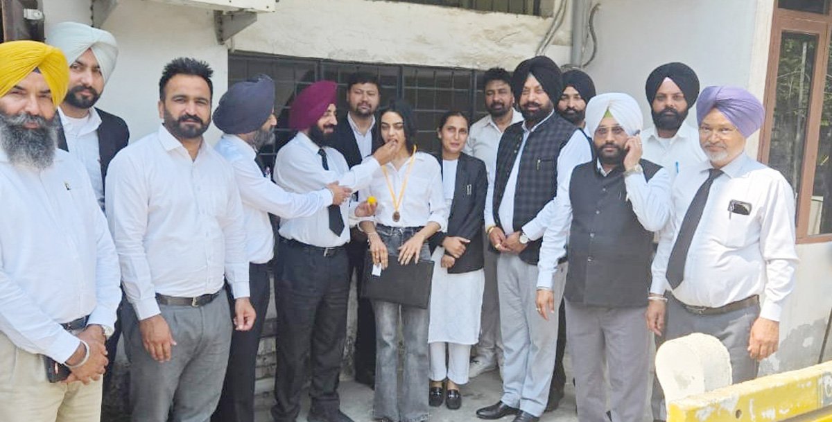 एडवोकेट कमलप्रीत कौर को जिला बार एसोसिएशन द्वारा गोल्ड मेडल प्राप्त करने पर सम्मानित किया गया।