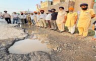 मंडियों व शहरों को जोड़ने वाली सड़कें टूटी किसानों को फसल मंडियों तक ले जाने के अलावा राहगीरों को भी  गुजरने में दिक्कतों का सामना करना पड़ रहा , बलजीत सिंह भुट्