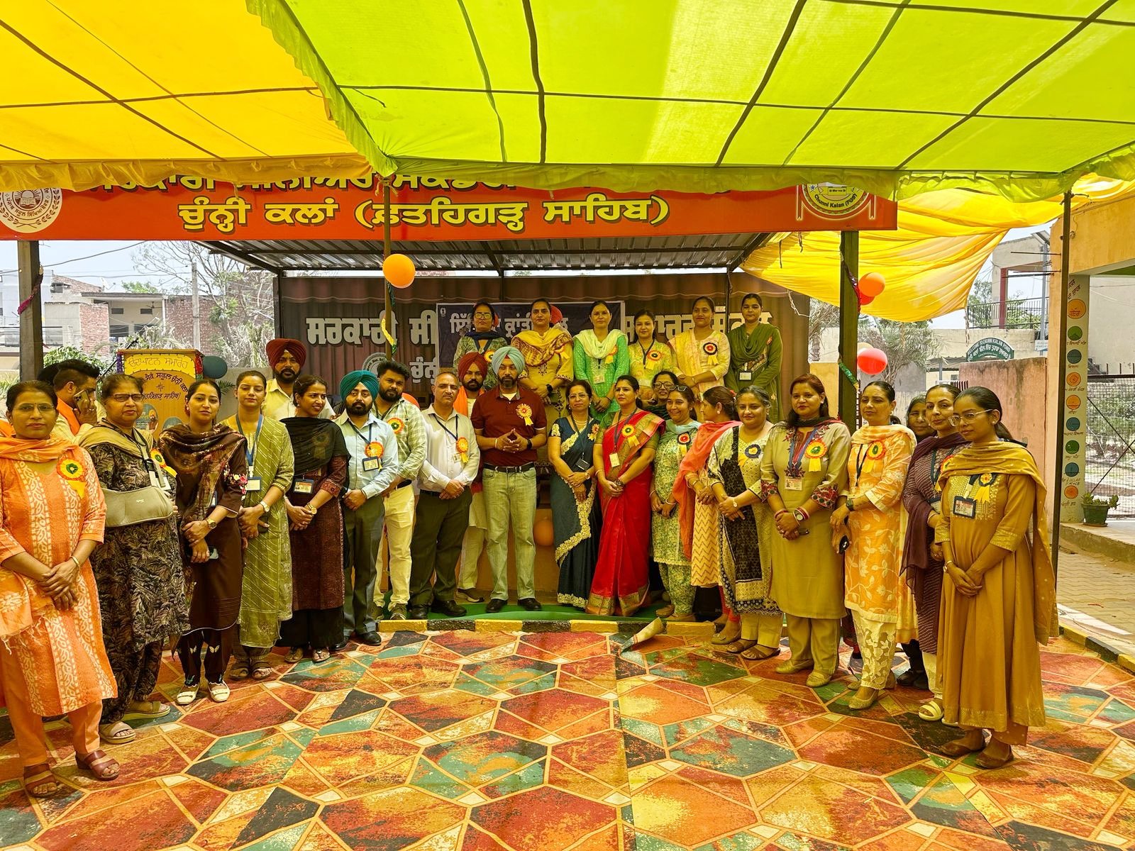 चुन्नी में सेकेंडरी स्कूल का उद्घाटन करते विधायक रूपिंदर सिंह हैप्पी,  साथ शिक्षा अधिकारी।