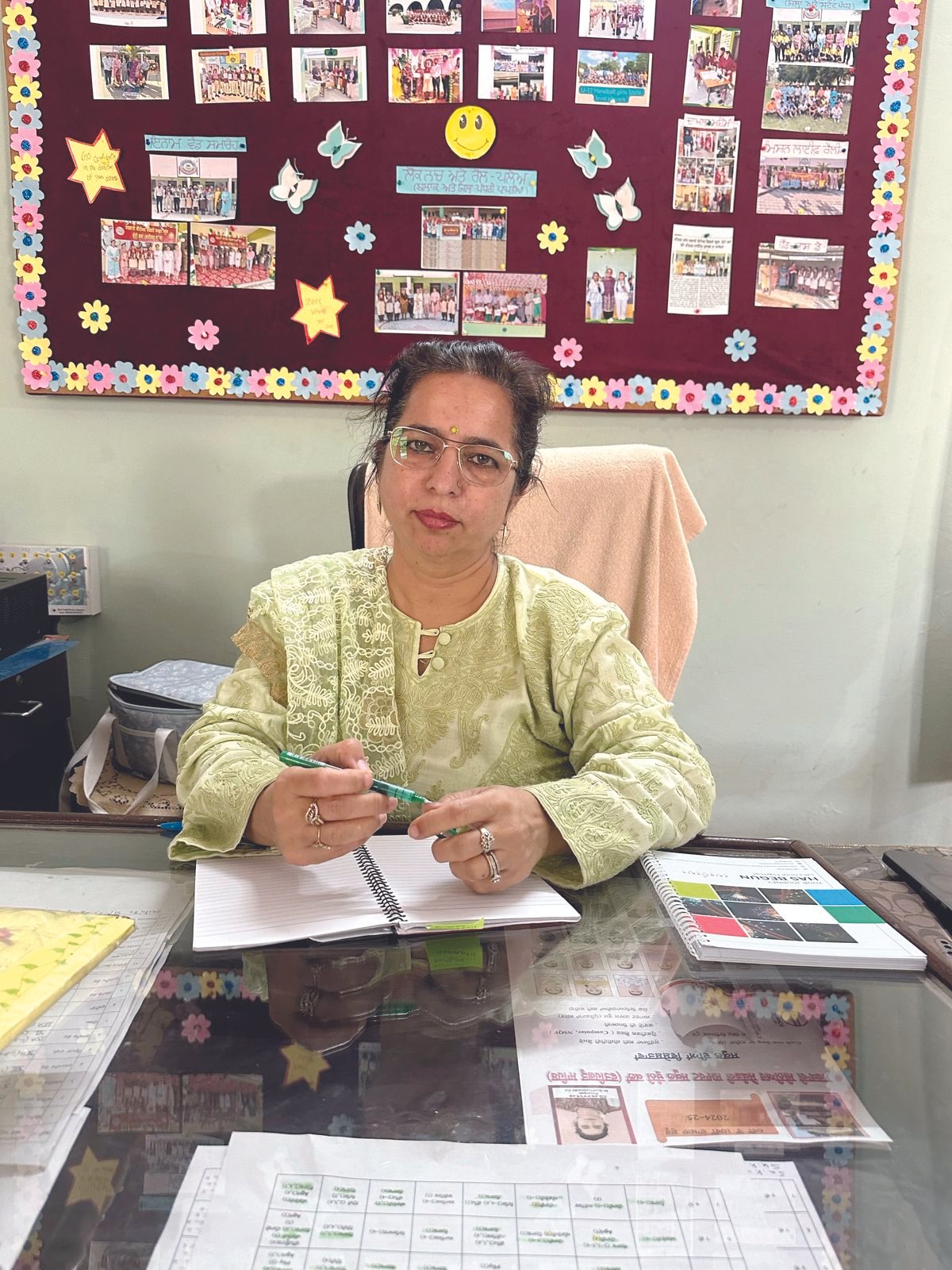 सरकारी सीनियर सेकेंडरी चुन्नी कलां स्कूल की प्रिंसिपल मैडम समता और अध्यापकगण गांव में प्रवेश जागरूकता अभियान चला रहे हैं।