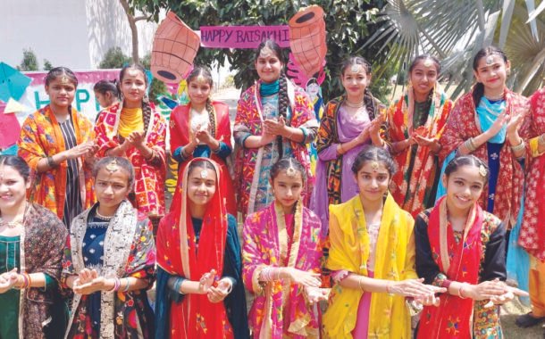 वैसाखी के पावन दिन पर सेक्रेड हार्ट स्कूल फतेहगढ़ साहिब के बच्चों द्वारा रंगारंग कार्यक्रम प्रस्तुत किया गया।