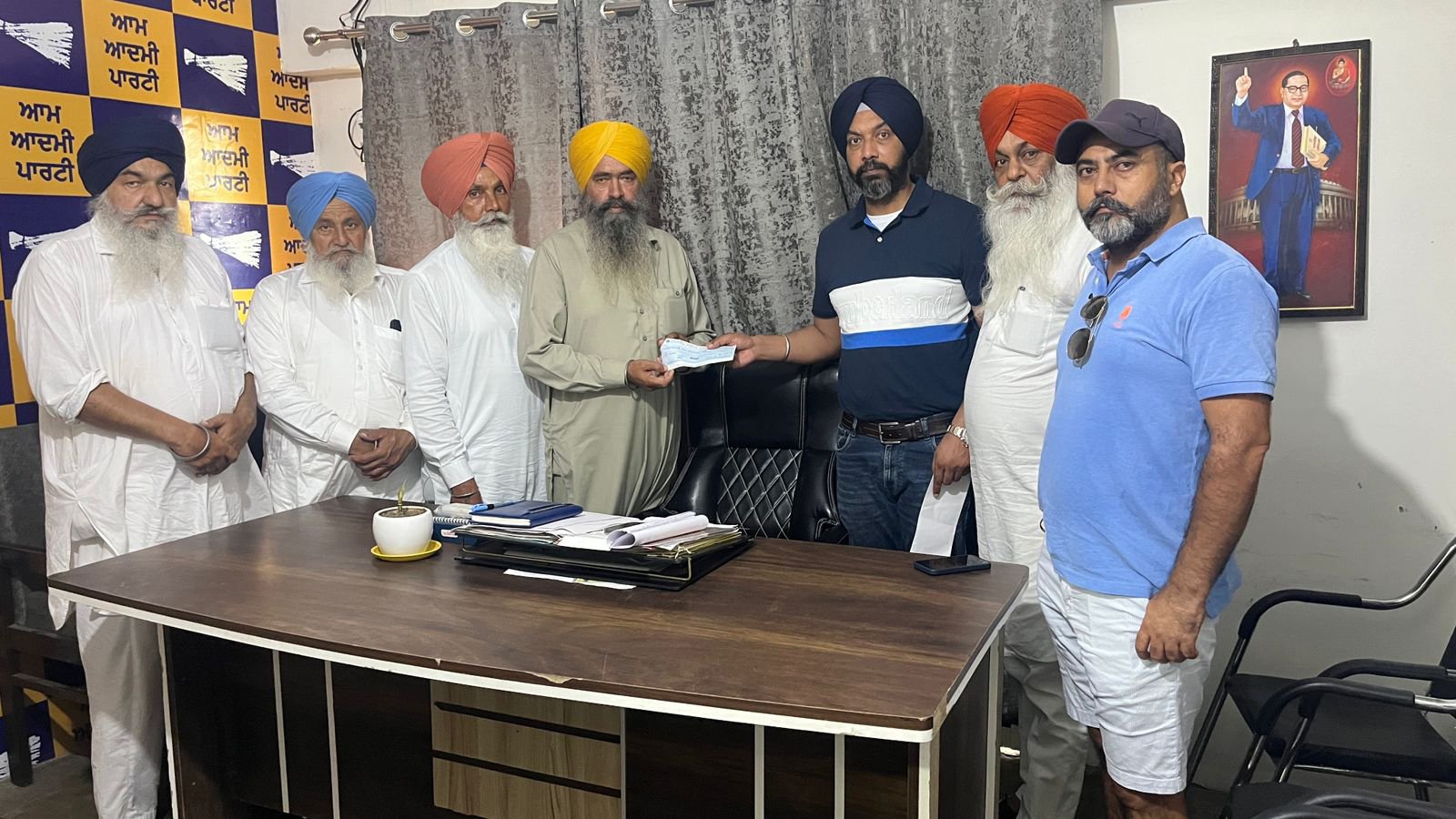 ਟਰੱਕ ਓਪਰੇਟਰਾਂ ਨੇ ਮੁੱਖ ਮੰਤਰੀ ਰਿਲੀਫ਼ ਫੰਡ ਲਈ ਵਿਧਾਇਕ ਰੁਪਿੰਦਰ ਸਿੰਘ ਹੈਪੀ ਨੂੰ ਚੈਕ ਸੌਂਪਿਆ