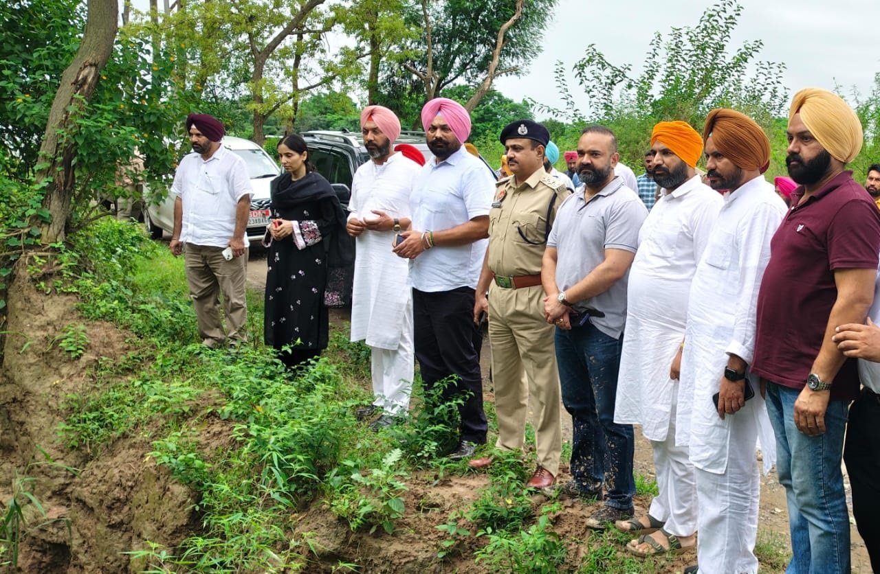 विधायक रुपिंदर सिंह हैप्पी ने हलका बस्सी पठाना के अलग-अलग गांवों में बारिश के पानी की स्थिति का जायजा लिया