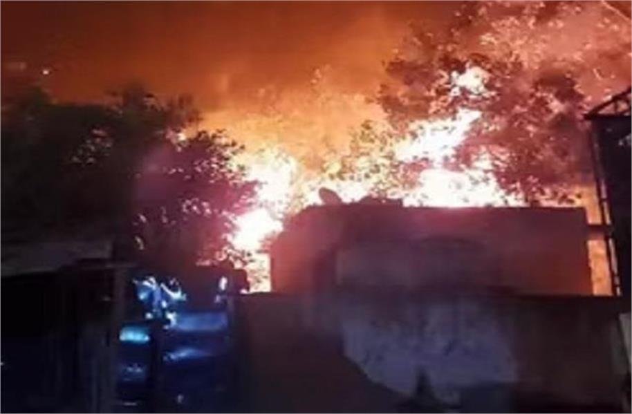 दिल्ली में बड़ा हादसा: घर में लगी आग से 5 लोग झुलसे, इलाके में मची अफरा-तफरी