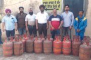 रेहड़ियों और दुकानों से 20 घरेलू गैस सिलेंडर जब्त