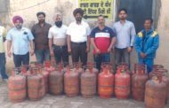 रेहड़ियों और दुकानों से 20 घरेलू गैस सिलेंडर जब्त