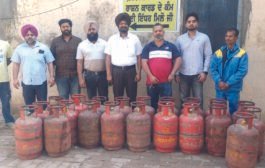 रेहड़ियों और दुकानों से 20 घरेलू गैस सिलेंडर जब्त