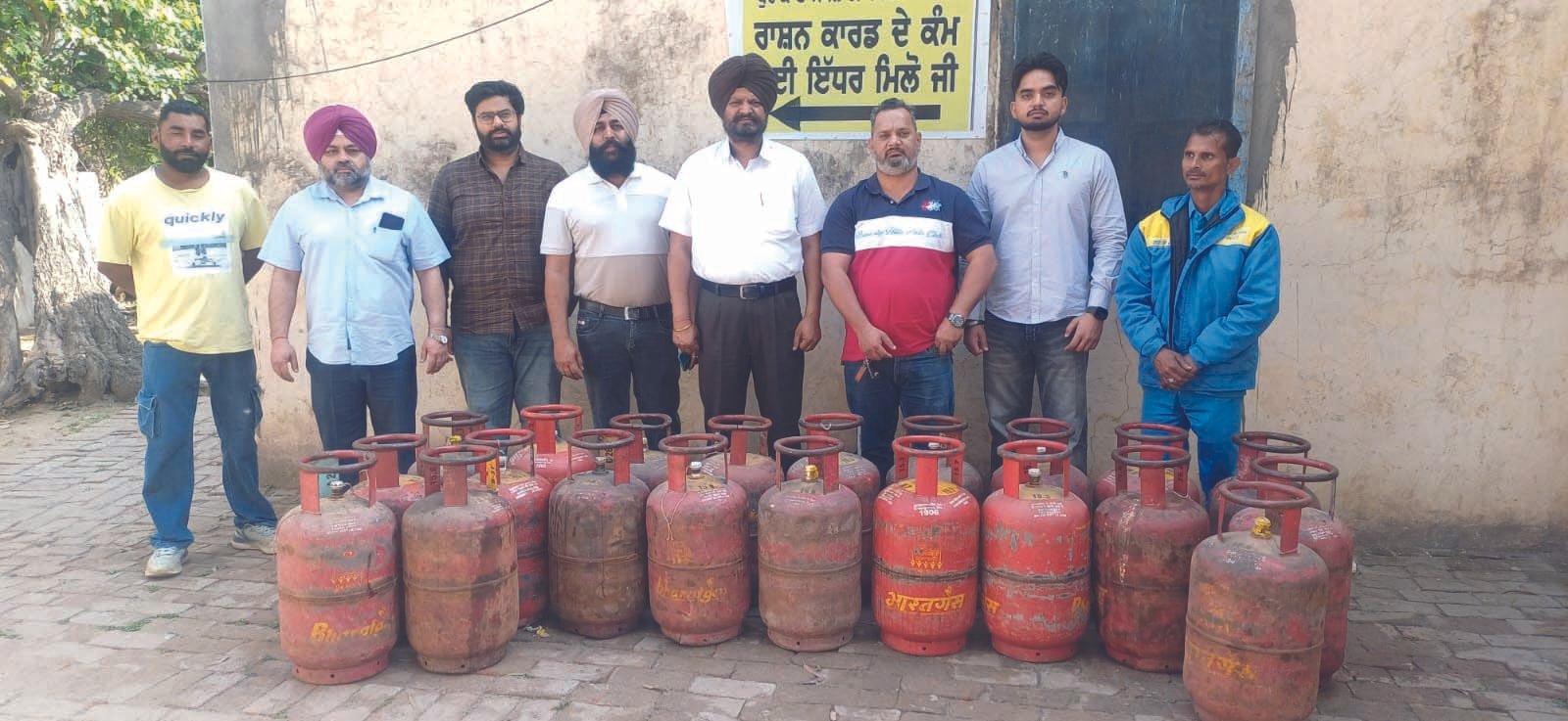 रेहड़ियों और दुकानों से 20 घरेलू गैस सिलेंडर जब्त