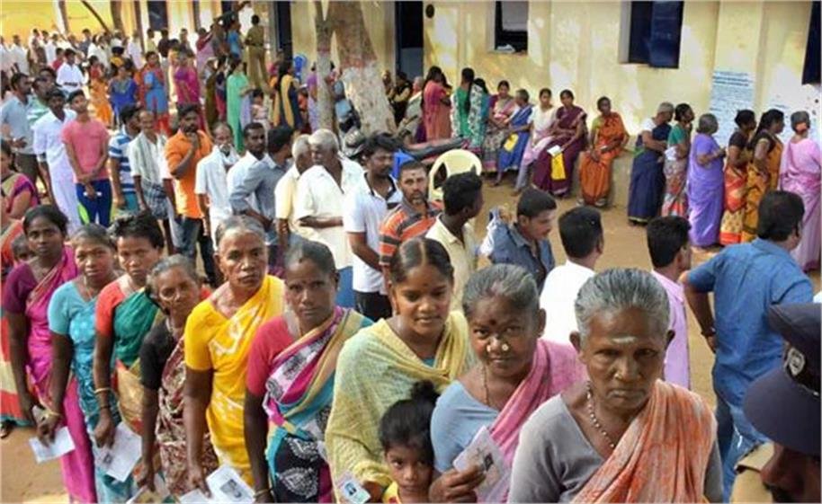 सुबह 9 बजे तक तमिलनाडु में 17.69% मतदान दर्ज, कमल हासन ने बेटी श्रुति हासन के साथ मतदान किया