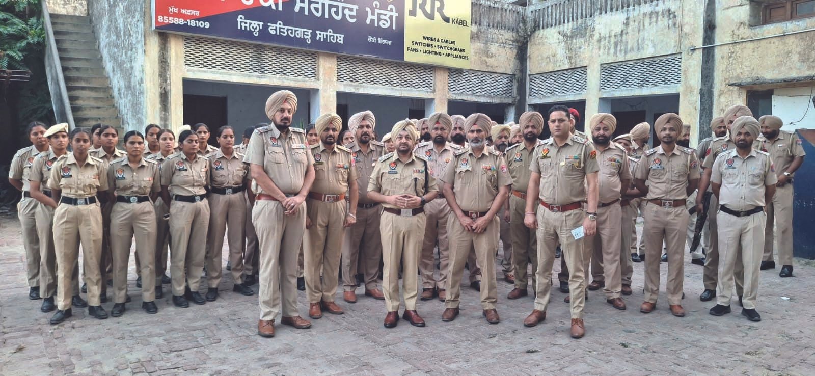 नगर काउंसिल चुनावों के मद्देनज़र पुलिस ने फ्लैग मार्च निकाला, वाहनों की की जांच